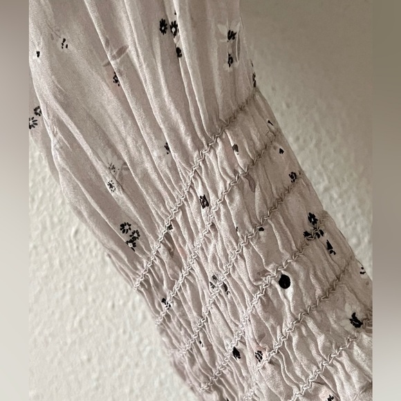 BELLA DAHL Shirred Ditsy Floral Print Smocked Neck & Sleeve Top Light Gray Large - Picture 7 of 12